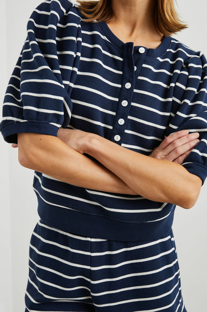 DOM-NAVYWHITESTRIPE-DETAIL